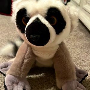 Selling a lemur plush  an average of 7 inches?